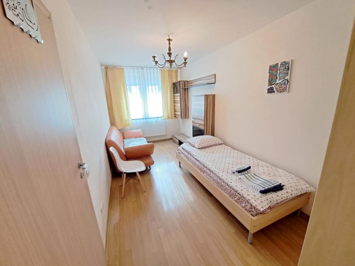 Ferienwohnung Bine Ati Venit La Maria Str Ion Alexandru Nr 1 Bl 14 Ap 1 Arad Exterior foto